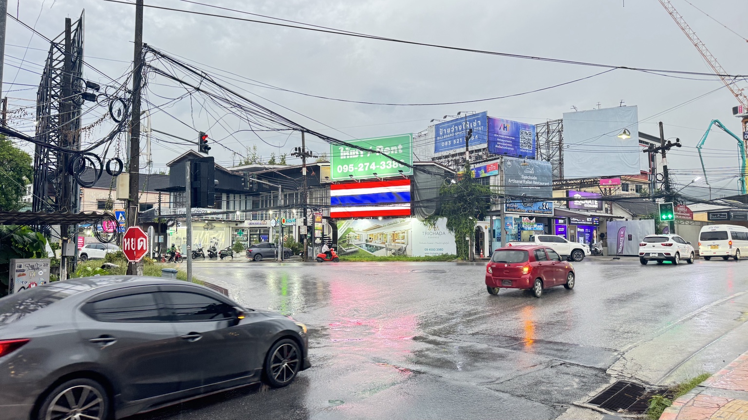 Daytime screen and intersection view