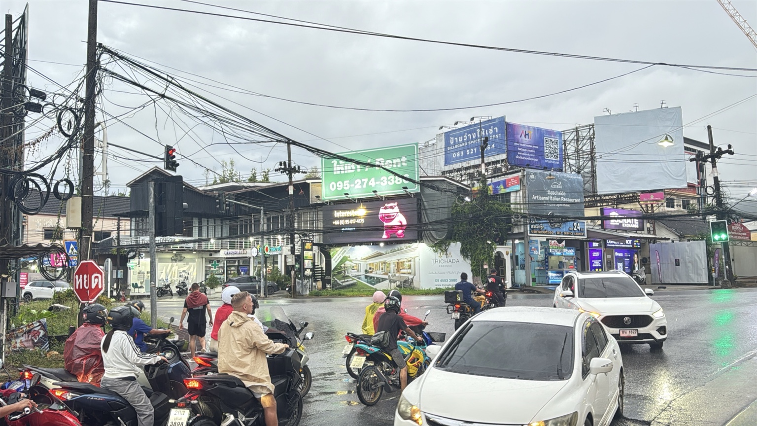 Traffic at the lights near the Boat Avenue screen