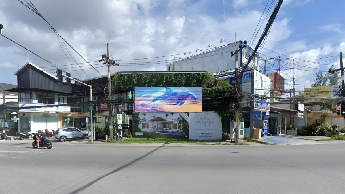 Фотография действующего LED-экрана над фасадом здания на перекрёстке Boat Avenue в Bang Tao